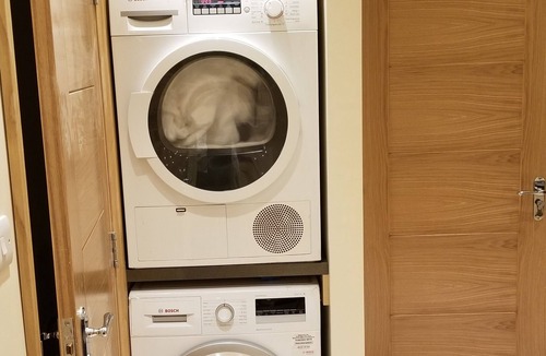 Clayhall Apartment | London Luxury Apartment 1 Bed Studio 1 min walk to Redbridge Tube Station