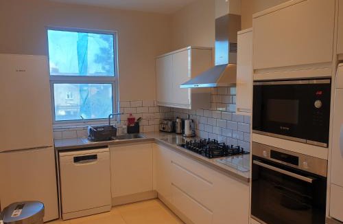 Valentines Apartment | London Luxury Spacious 2 Bedroom Apartment 4 mins from Ilford Stn. FREE parking