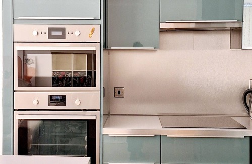 Gascoigne Apartment | London Urban living apartment with riverview