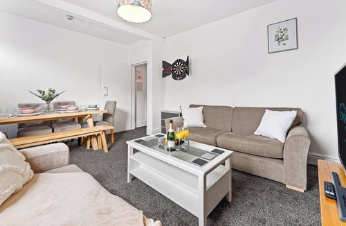 Warrington House | Long Term Stays, Warrington Centre, 3 Bed House