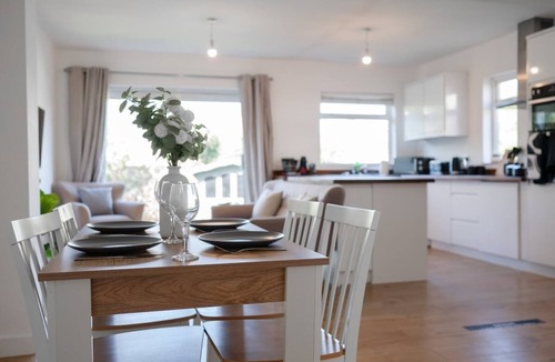 Chelmsford House | Longstomps House Sleeps 10 with Parking for 3