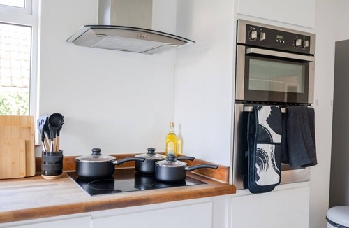 Chelmsford House | Longstomps House Sleeps 10 with Parking for 3