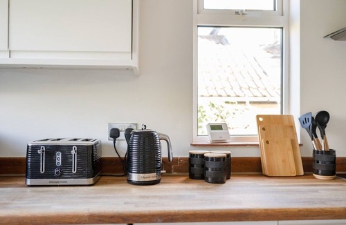 Chelmsford House | Longstomps House Sleeps 10 with Parking for 3