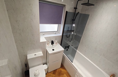 Clydebank Apartment | Lovely 2 Bedroom Modern Ground Floor flat