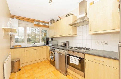 Childs Hill Apartment | Lovely 2BR flat w balcony, Golders Green tube 5min