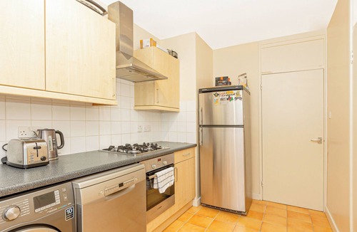 Childs Hill Apartment | Lovely 2BR flat w balcony, Golders Green tube 5min