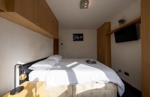Oakleigh Apartment | Lovely 5 Bed House in Barnet , home away from home