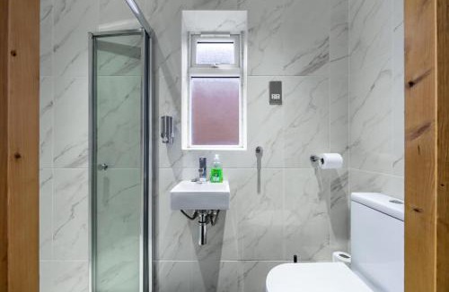 Oakleigh Apartment | Lovely 5 Bed House in Barnet , home away from home