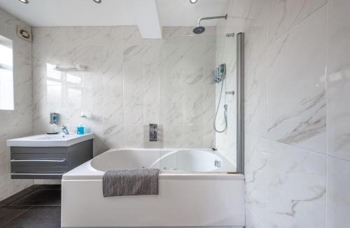 Oakleigh Apartment | Lovely 5 Bed House in Barnet , home away from home