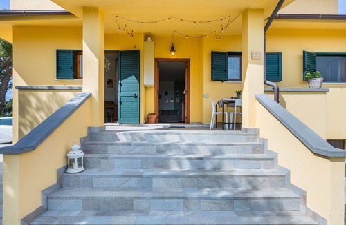 Rosignano Marittimo Apartment | Lovely apartment for 4 people with WIFI, TV, terrace, pets allowed and panoramic view