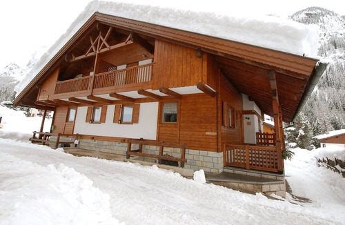 Canazei House | Lovely apartment in villa for 8 guests with WIFI, TV, balcony and pets allowed