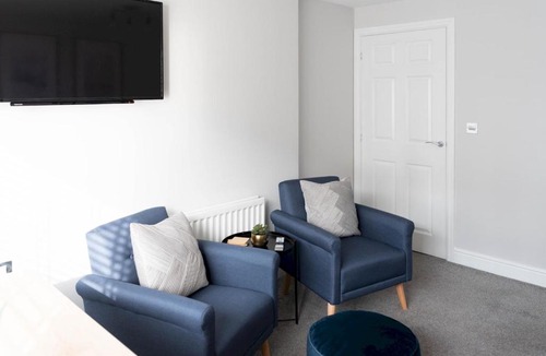 Renfrew Apartment | Lovely, comfortable 2-bed Braehead - free parking - Pass the Keys