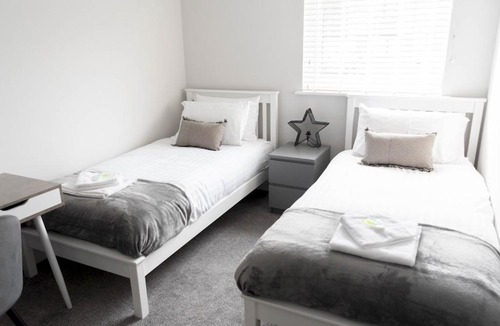 Renfrew Apartment | Lovely, comfortable 2-bed Braehead - free parking - Pass the Keys