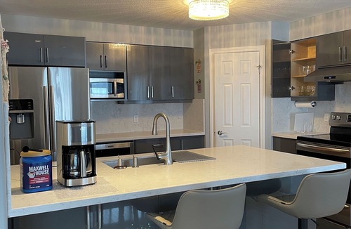 London House | Lovely & cozy 3Bdr | 7 person| 2baths | 1 free driveway parkings | street pkgs
