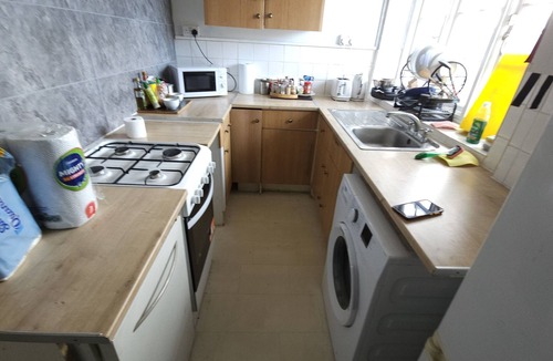 Edgware Bed & Breakfast | Lovely Double Room in front of Edgware Station