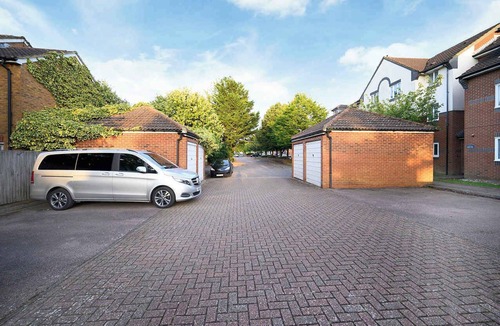 Bushey House | Lovely One Bed Flat in Bushey