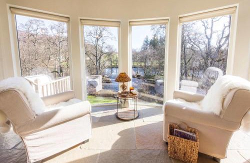 Killin Villa | Lovely river fronted lodge with hot tub
