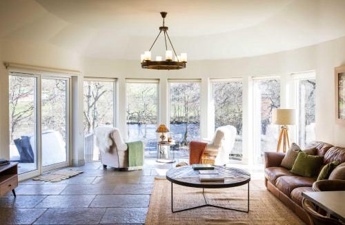Killin Villa | Lovely river fronted lodge with hot tub