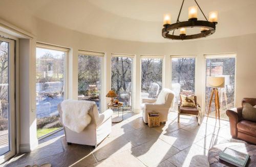 Killin Villa | Lovely river fronted lodge with hot tub