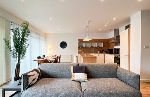 Finnieston Apartment | Lovely Spacious Apartment with Hydro & SECC