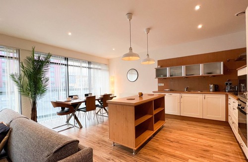 Finnieston Apartment | Lovely Spacious Apartment with Hydro & SECC