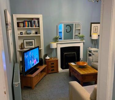 Newhaven Apartment | Lovely Sunny 2 Bed Home Edinburgh Coast