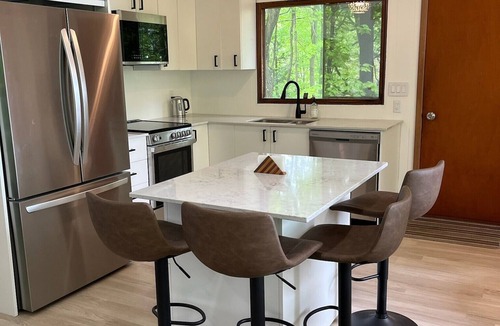 Delta Cottage | Lower Beverley Lake Beautifully renovated 3 bedroom 4 season lakeside cottage