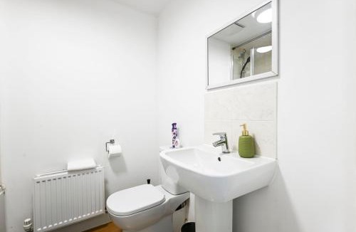 Dartford House | LUX Dartford 5 bed home, 9 beds, sleeps 12, Free parking