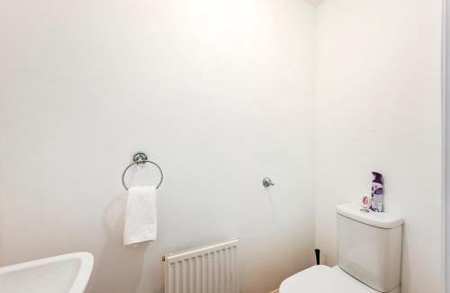 Dartford House | LUX Dartford 5 bed home, 9 beds, sleeps 12, Free parking