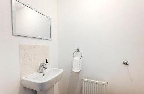 Dartford House | LUX Dartford 5 bed home, 9 beds, sleeps 12, Free parking