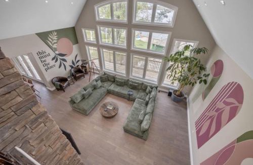 Buckhorn House | LUX Lakefront Sleeps18 Pickleball HotTub Sauna Gym Arcade Basketball Volleyball