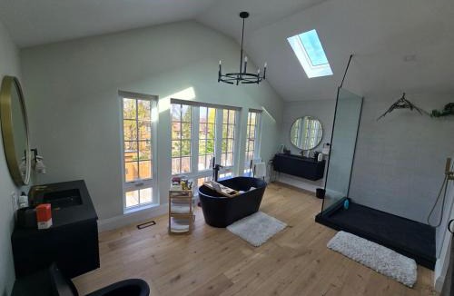 West Oakville Villa | Luxary Villa with Pool, Sauna, Hot Tub Sleeps 12