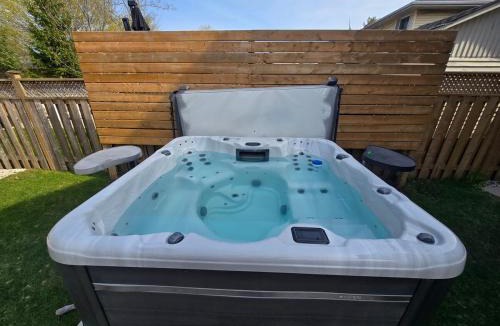 West Oakville Villa | Luxary Villa with Pool, Sauna, Hot Tub Sleeps 12