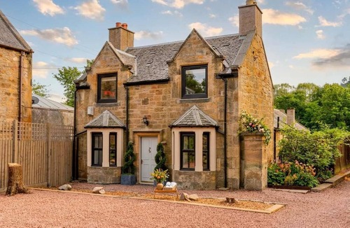 Newbattle House | Luxe 2BR Cottage Near Edinburgh with Hot Tub - Sleeps 6 - Free Parking - Wi-Fi