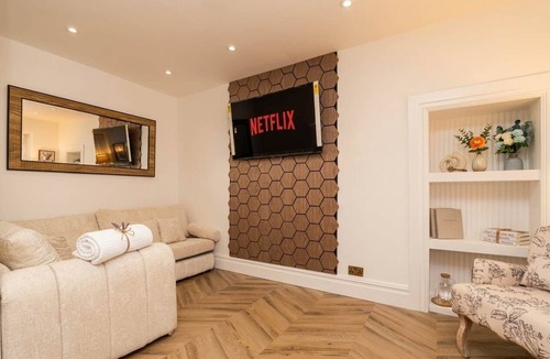 Newbattle House | Luxe 2BR Cottage Near Edinburgh with Hot Tub - Sleeps 6 - Free Parking - Wi-Fi