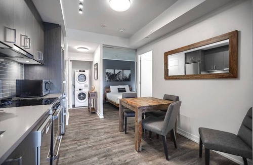 Bay Cloverhill Apartment | Luxe 3BR Apt with GYM and Pool near Allan Gardens