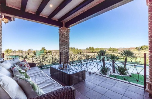 Layos Villa | Luxe Experience Toledo | Pool | BBQ | Billiards | Billiards