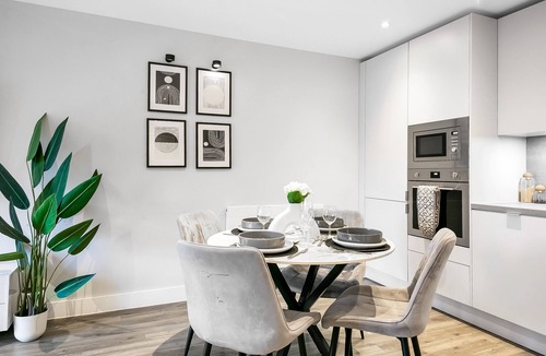 Stone Apartment | Luxurious 2 bed Flat in Greenhithe