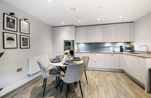Stone Apartment | Luxurious 2 bed Flat in Greenhithe