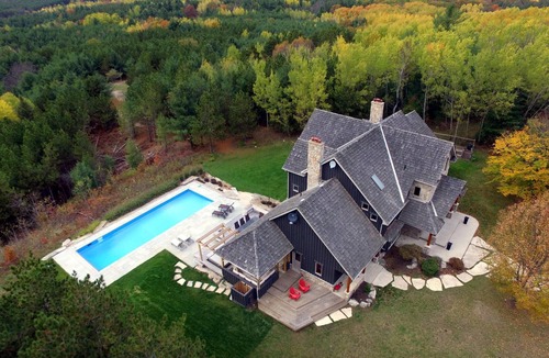 Terra Nova House | Luxurious 5 bdrm,4 bath farmhouse in Mulmur!4 Season Country Getaway!Swim & Ski!