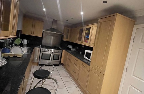 Newbury House | Luxurious 6-Bed Entire House in London ilford