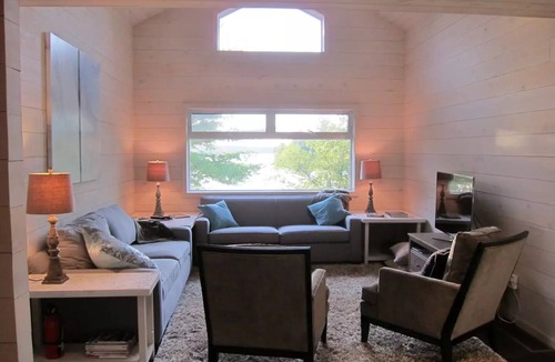 Burleigh Falls House | Luxurious lake house, sunset views and Muskoka room