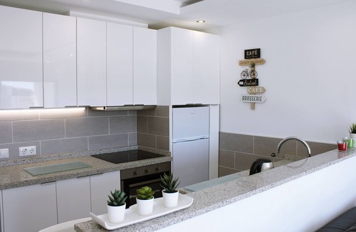 Benalmadena Costa Apartment | Luxury 1 Bedroom Apt, VFT/MA32393. 2 mins walk to the Beach,/Bars/Restaurants
