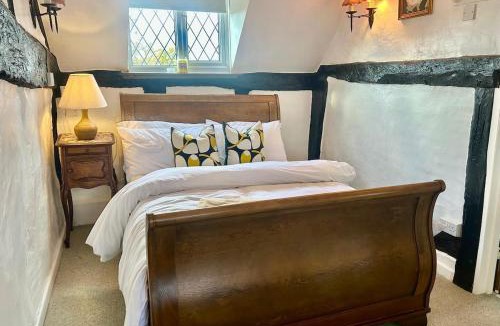 Lapworth House | Luxury 16th Century Tudor Cottage
