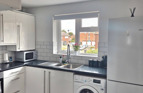 Tea Green Apartment | Luxury 2 bed apartment, 5 minute drive from airport, perfect location!