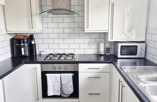 Tea Green Apartment | Luxury 2 bed apartment, 5 minute drive from airport, perfect location!
