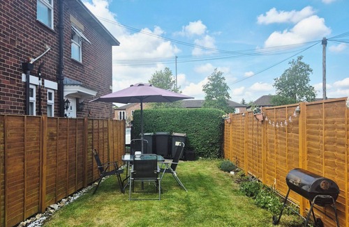 Tea Green Apartment | Luxury 2 bed apartment, 5 minute drive from airport, perfect location!