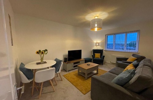 Bishopton Apartment | Luxury 2 Bedroom Flat in Quiet Village w/Ensuite