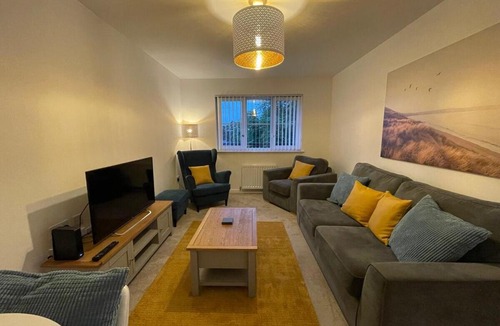 Bishopton Apartment | Luxury 2 Bedroom Flat in Quiet Village w/Ensuite