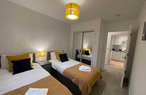 Bishopton Apartment | Luxury 2 Bedroom Flat in Quiet Village w/Ensuite